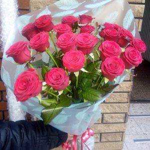 Букет из 21 красной розы фото