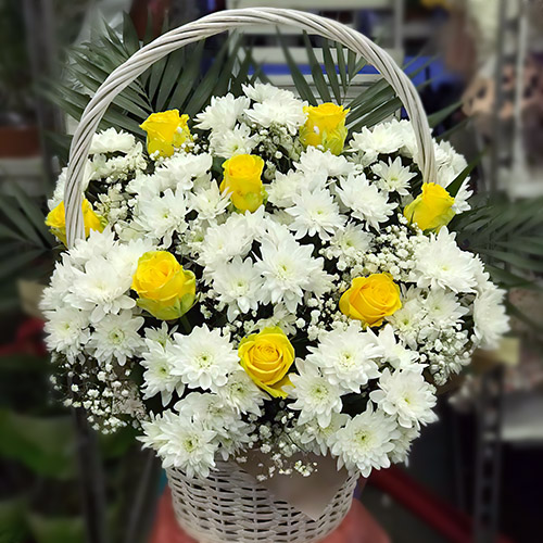 Фото товара Корзина "Белые хризантемы, жёлтые розы" в Ирпени