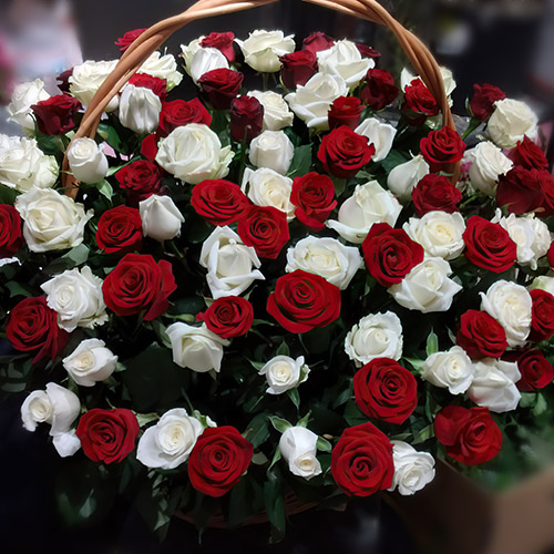 Фото товара Корзина красных и белых роз в Ирпени
