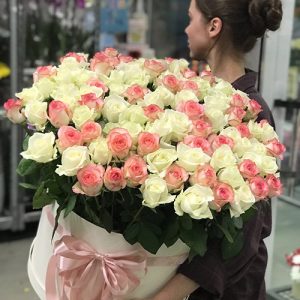 шляпная коробка 101 белая и розовая роза в Ирпене фото