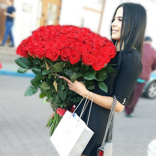 девушка с большим букетом красных роз фото