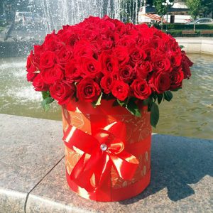 Шляпная коробка 101 красная роза фото букета