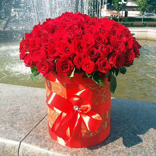Капелюшна коробка 101 червона троянда фото букета