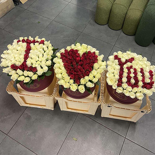 фото товара 303 розы в коробках с надписью I Love You
